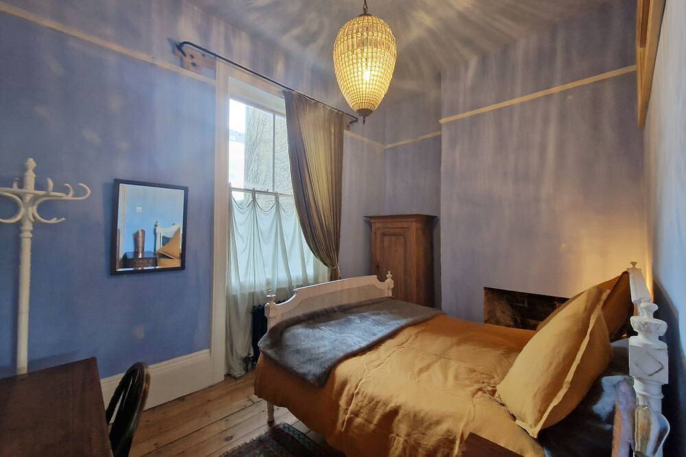 Entire apartment, Sea Sprite, old Victorian hotel beach apartment with hot tub + garden in Margate in Botany Bay, Kent