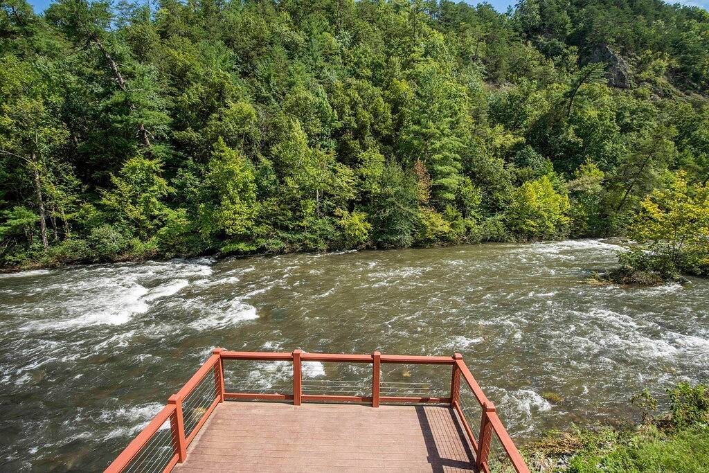 Riverfront Premium Cabin, 3 bed 3.5 bath, On the River, Sleep 10 in Monroe County (TN)