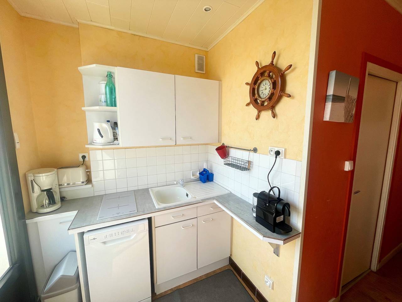 Entire apartment, Cozy 2-Room Apt Steps from Beach in Les Sables-d'Olonne in Les Sables-d'Olonne, Vendée