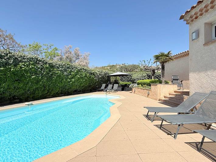 Location de vacances pour 11 personnes, avec jardin et piscine dans Plage de la Gaillarde