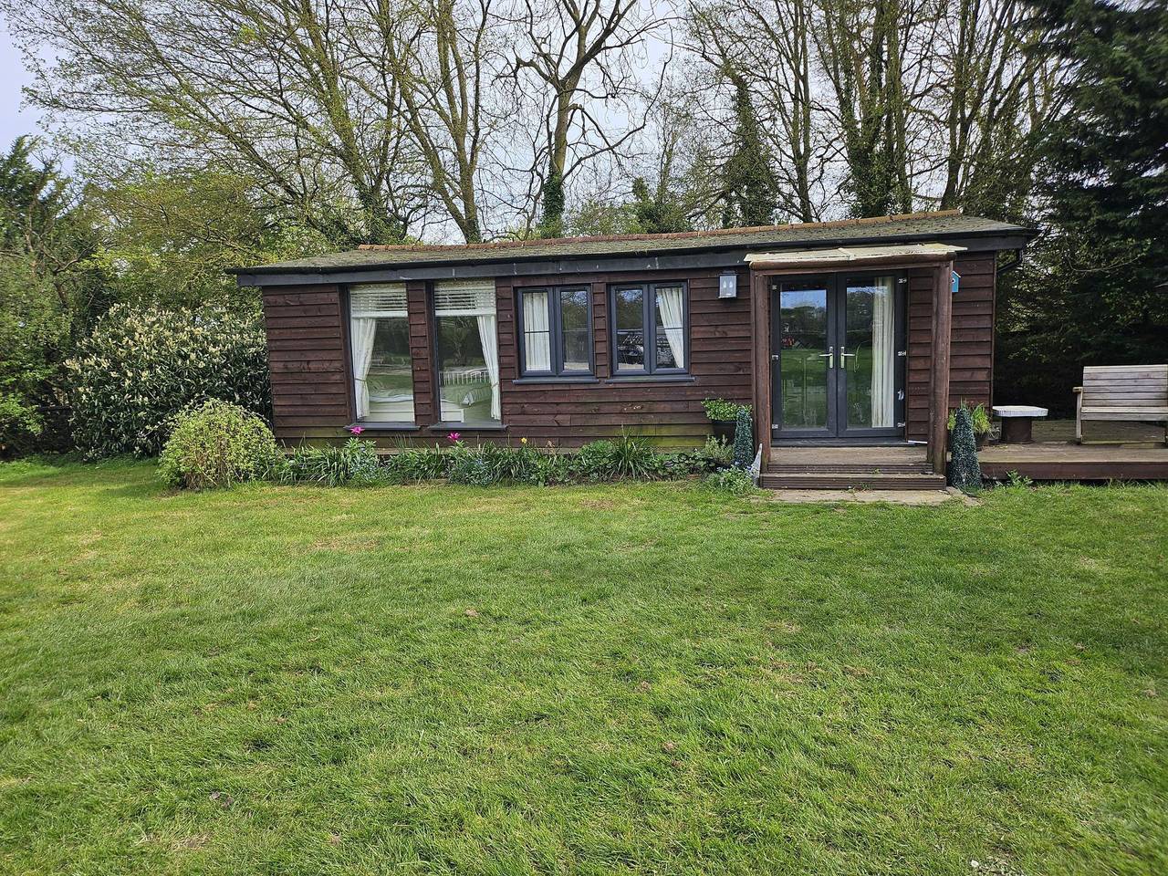 Dunmow 1-Bed Cabin, Sleeps 4, 10 mins to Stansted in Great Dunmow, Essex