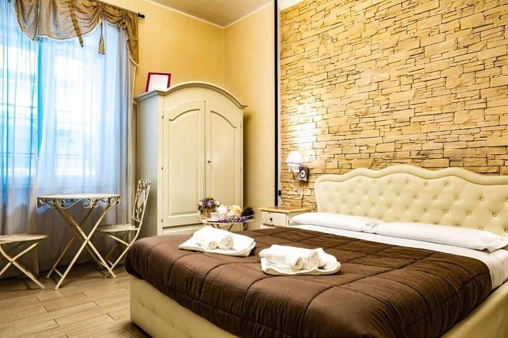 Romantic Dreams: Double Room with Private Bathroom in Rom, Rom Provinz