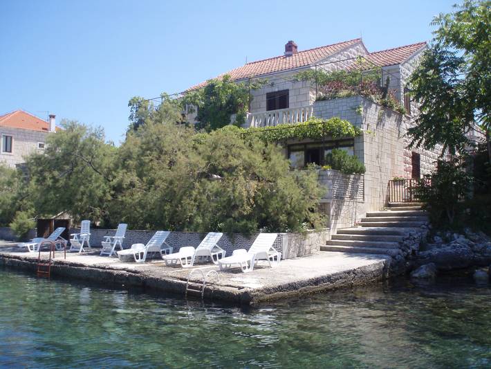 Location de vacances pour 8 personnes, avec vue ainsi que jardin et vue sur l’océan à Lumbarda