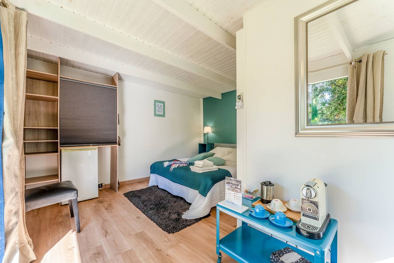 Bed and Breakfast 'Bleu' with Shared Pool, Private Terrace and Air Conditioning in Nîmes, Nimes region