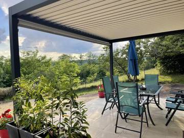 Gîte pour 2 personnes, avec terrasse ainsi que piscine et jardin à Le Bugue