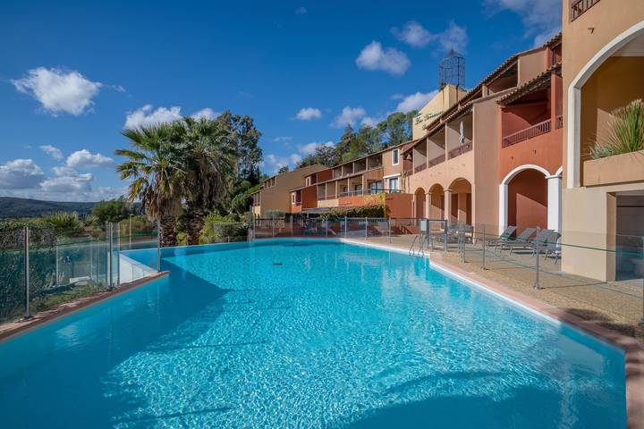 Ferienwohnung für 2 Personen, mit Terrasse und Pool in Bormes-les-Mimosas