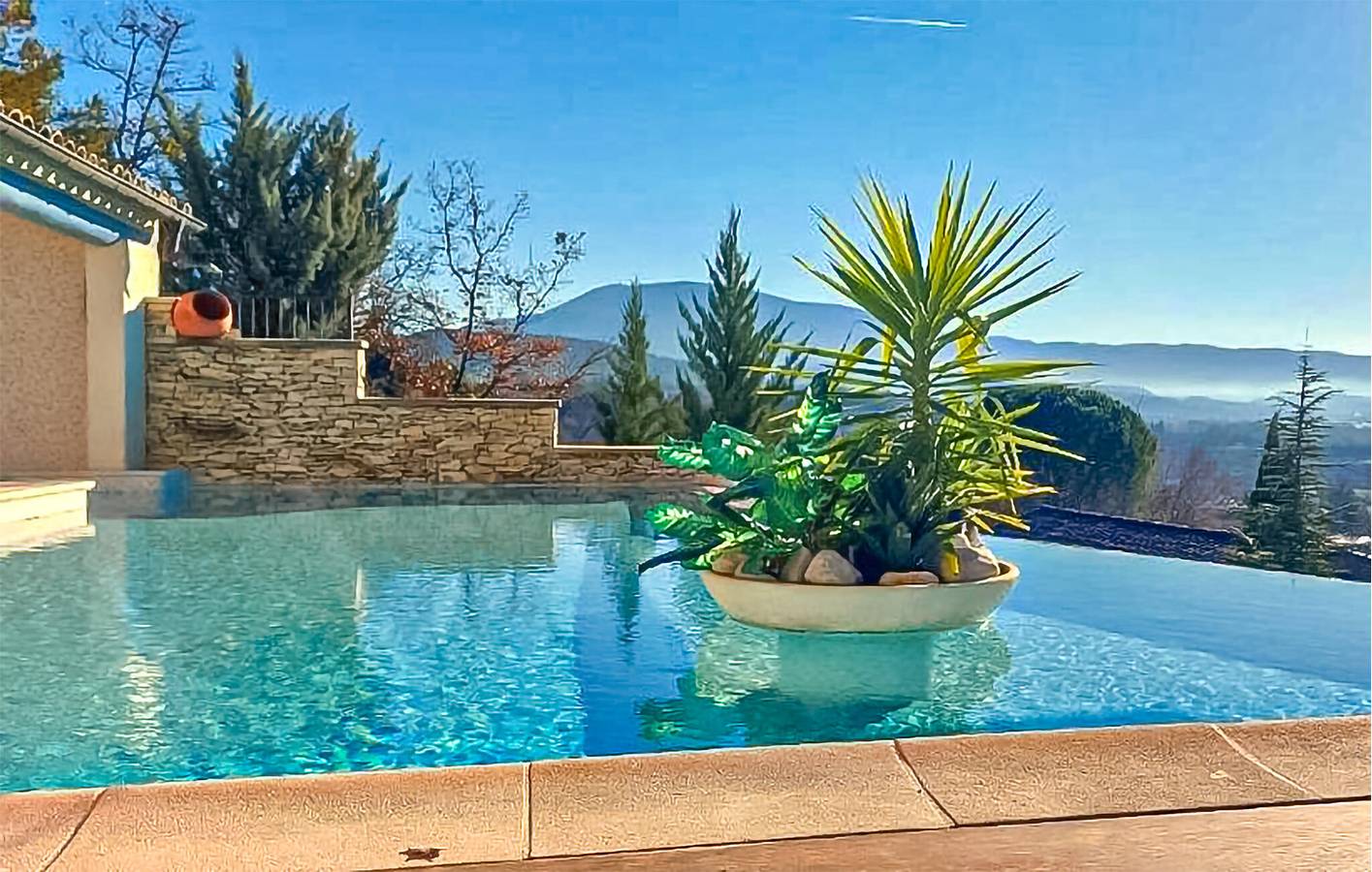 Apt douillet avec piscine, garage et WiFi près de Mévouillon in Mévouillon, Région de nyons