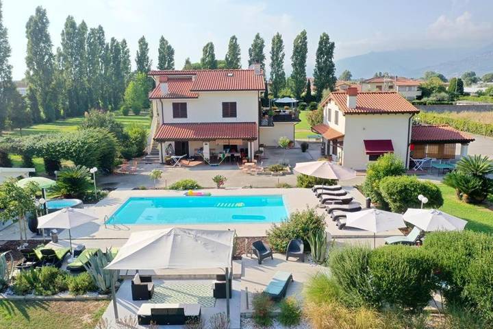Ferienhaus für 4 Personen, mit Terrasse und Garten sowie Pool