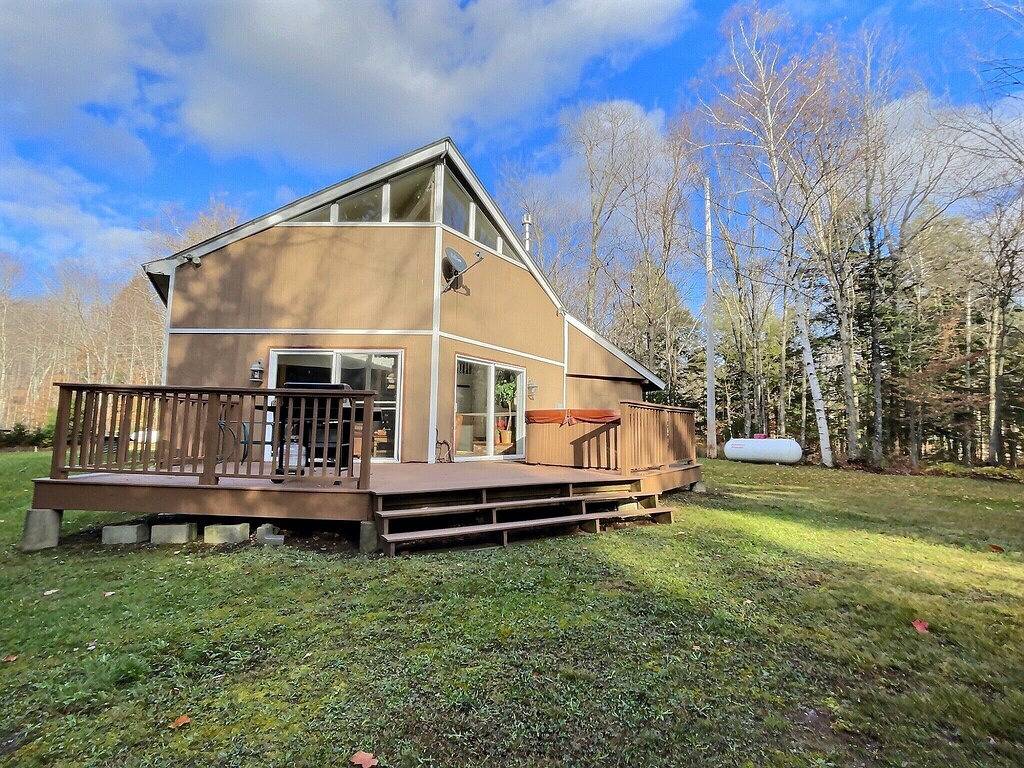 Bearvaria- Hot Tub, Fireplace, Close to Trails! in Killington, Rutland County