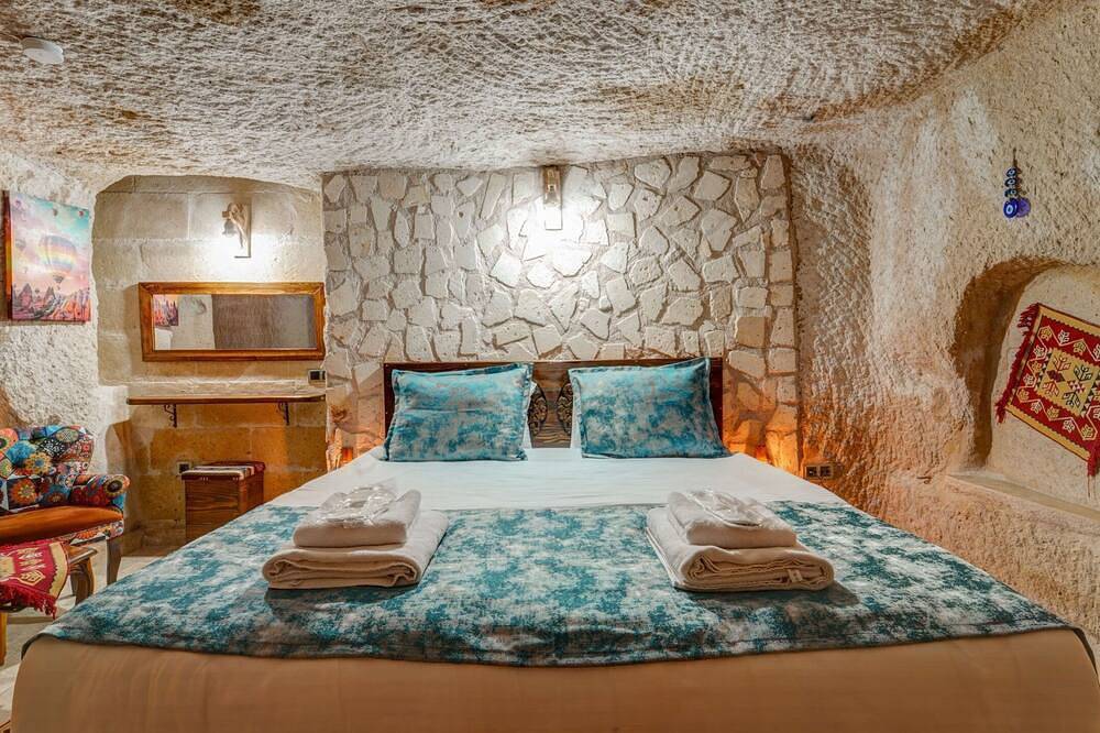 Balloon View Terrace in Cappadocia • Jacuzzi Cave Rooms • Unique Day & Night in Uçhisar, Nevşehir