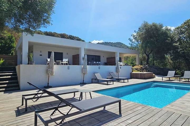 Location de vacances pour 4 personnes, avec terrasse ainsi que piscine et jardin en Corse-du-Sud