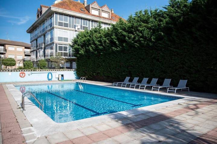 Hôtel pour 4 personnes, avec piscine ainsi que terrasse et jardin