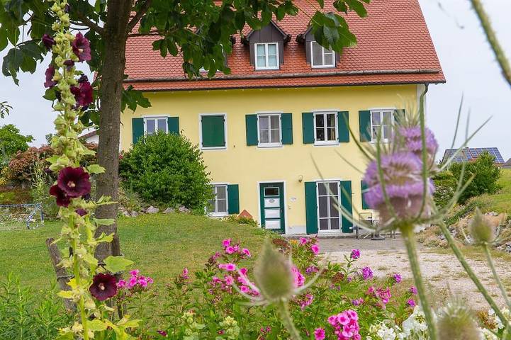 Ganze Wohnung, Helle und geräumige Fewo \"Löwenzahn\" mit Sonnenterrasse, inkl. Wlan in Bayerisch Schwaben