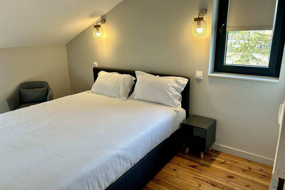 Entire apartment, Apartment 6 people air-conditioned family type 2 bedrooms + sofa bed Puy de Dôme 301 in Châtel-Guyon, Volcans d'Auvergne Regional Nature Park