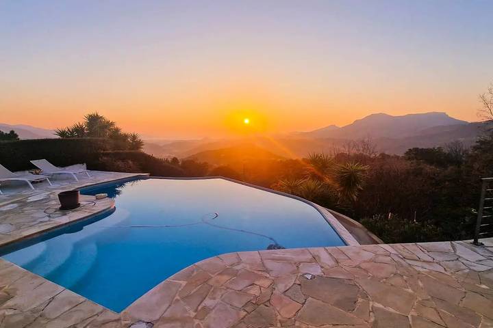 Location de vacances pour 10 personnes, avec vue et jardin à Les Adrets-de-l'Estérel - 4