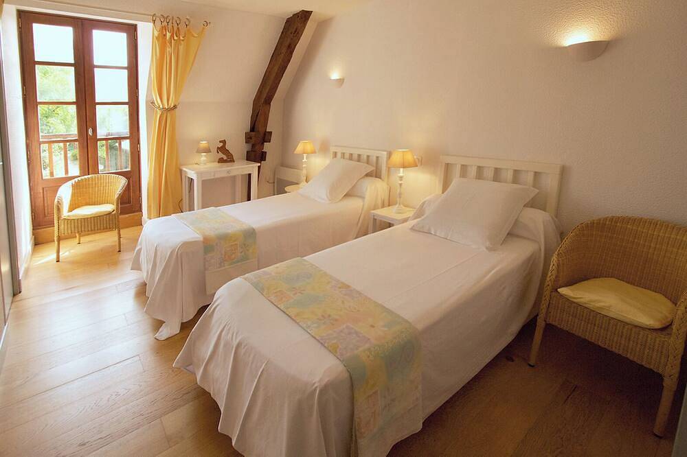 Remarkable spacious gite, swimming pool, terrace, Dordogne valley in the Lot in Loubressac, Lot