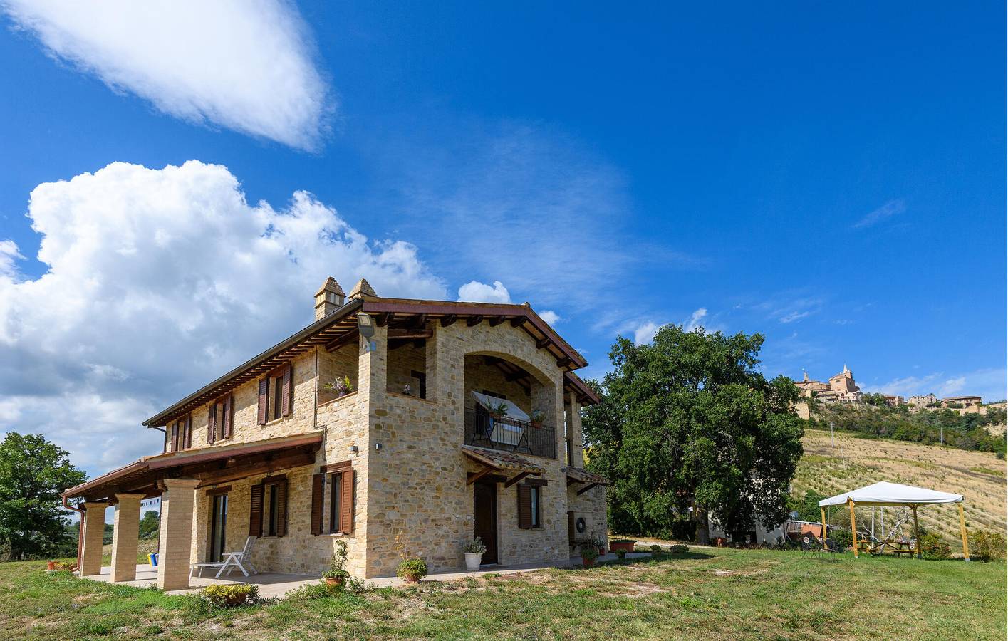 Holiday home for 5 people with terrace in Montedinove, Ascoli Piceno Province