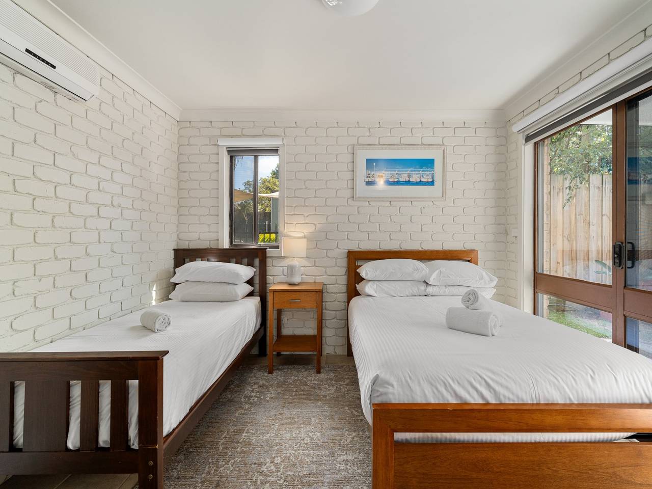 Entire apartment, Spacious 4-Bed Home 5-min from the Beach in Melbourne, Mornington Peninsula