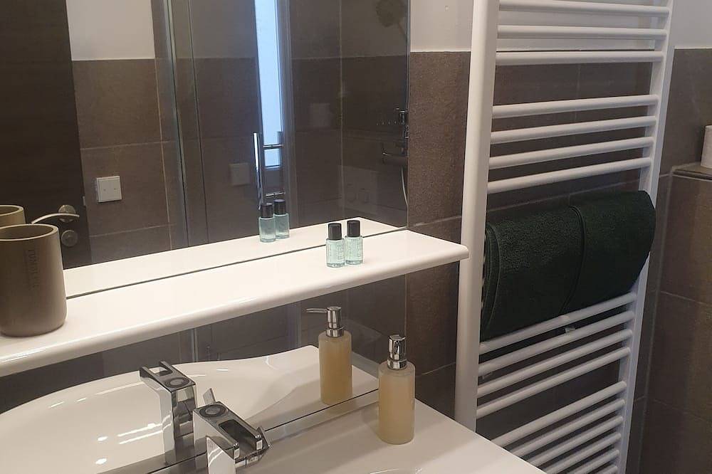 Geheel appartement, Chic top floor apartment with parking space in Mülheim Köln, Keulen