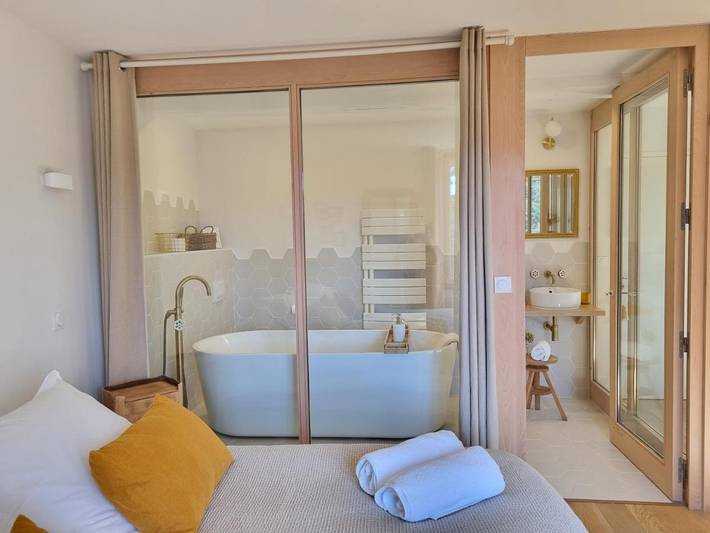 Chambre d’hôte pour 2 personnes, avec jardin ainsi que piscine et terrasse