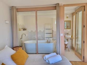 Chambre d’hôte pour 2 personnes, avec piscine ainsi que jardin et terrasse à Château (Mâcon)