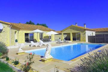 Location de vacances pour 10 personnes, avec jardin et terrasse à La Douze