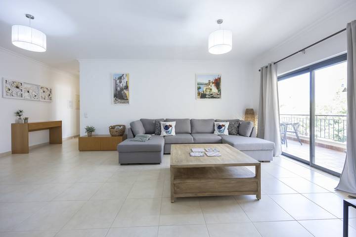 Apartamento de férias para 5 pessoas, com piscina e varanda, adaptado a crianças em Lagos