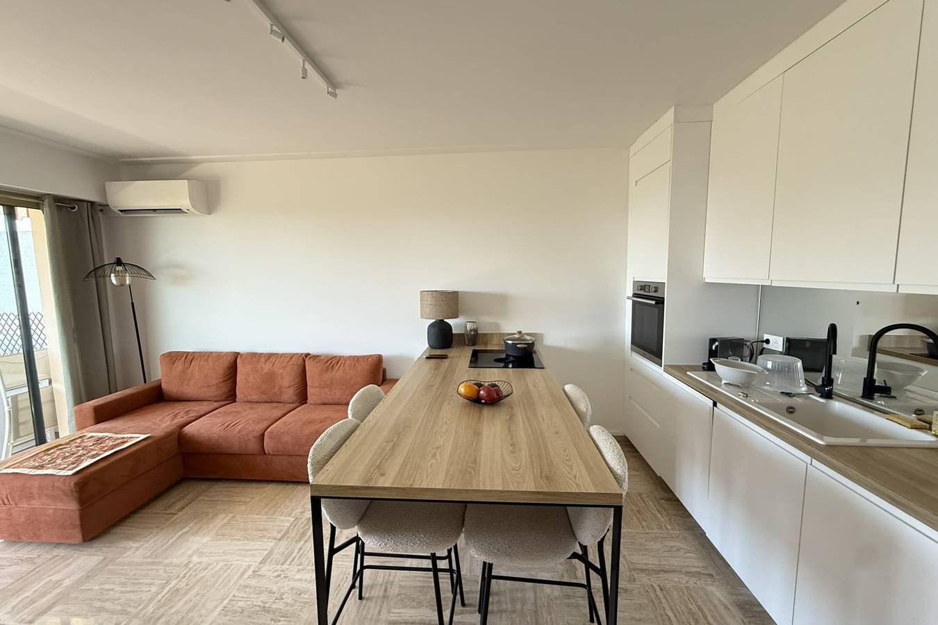 Entire holiday apartment, Beautiful 2-bedroom apartment with sea view - swimming pool - tennis court in Villeneuve-Loubet, Cannes region