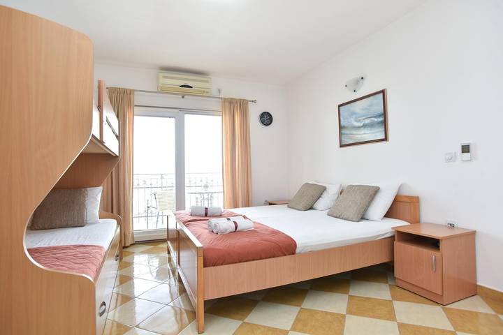Apartament wakacyjny dla 4 osób, z balkon i jacuzzi w Tivat