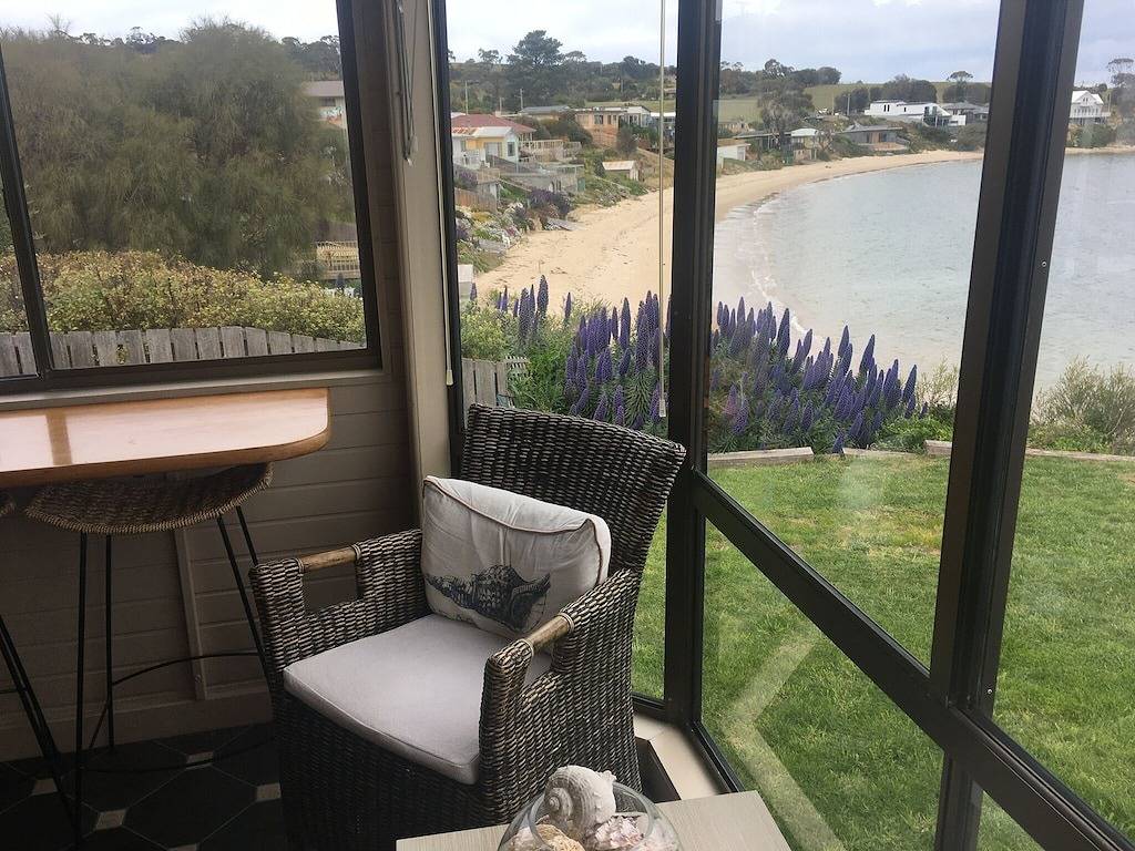 Kostenlose Flasche tasmanischer Wein, total komplett ausgestattetes gemütliches Ferienhaus am Strand in Hobart, Tasmanien