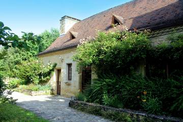 Location de vacances pour 8 personnes, avec jardin ainsi que piscine et terrasse à Saint-Cybranet