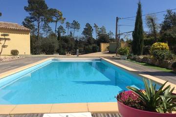 Location de vacances pour 6 personnes, avec jardin et terrasse à Sillans-la-Cascade