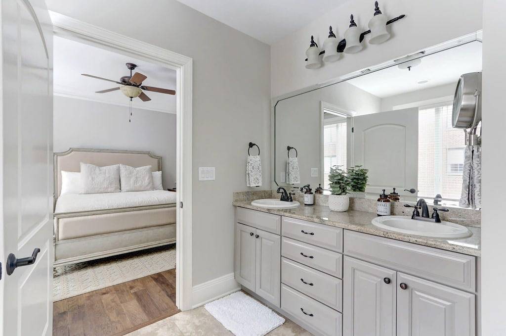 Ganze Wohnung, Luxury Bay Street Condo featuring Dual King Suites in Savannah, Chatham County