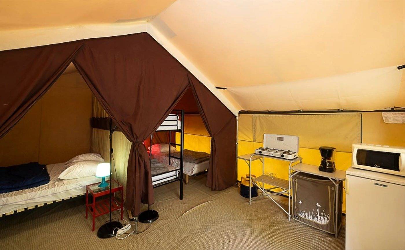 Camping 3 étoiles - Piscine in Montpon-Ménestérol, Périgord Blanc