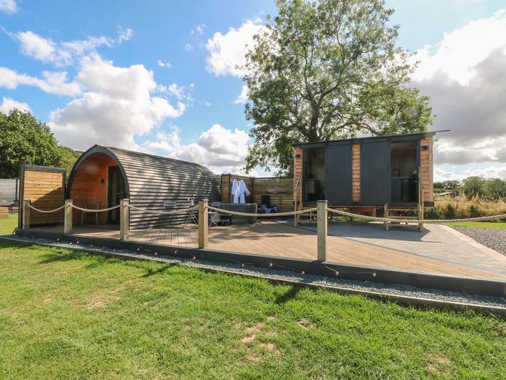 Hut for 2 people, with Garden in Shropshire