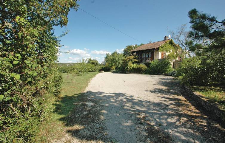 220 sq ft Apt with Pool & Parking in Flaujac-Poujols in Flaujac-Poujols, Quercy
