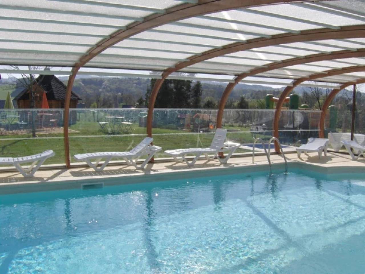 Zecamping 3 étoiles piscine couverte dog friendly sauna locatif Bbq 18m2 in Chamberet, Région de Tulle