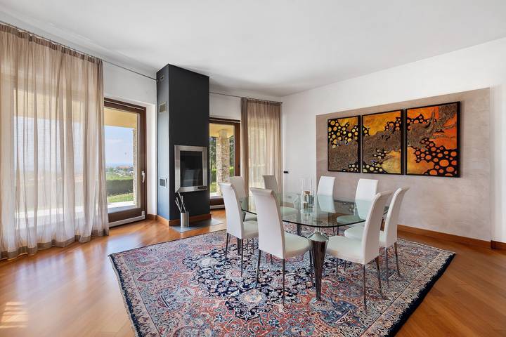 Villa 'In Langa' mit Bergblick, privatem Pool und Wlan in Belvedere Langhe, Langhe