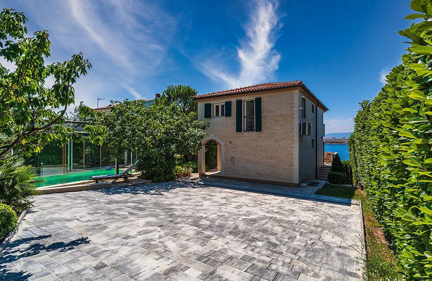 Villa mit beheiztem Pool, Meerblick, Jacuzzi und absoluter Privatsphäre in Omišalj in Omisalj, Krk