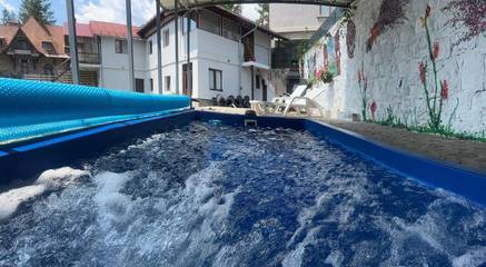 Gîte pour 4 personnes, avec vue ainsi que piscine et jardin à Sinaia