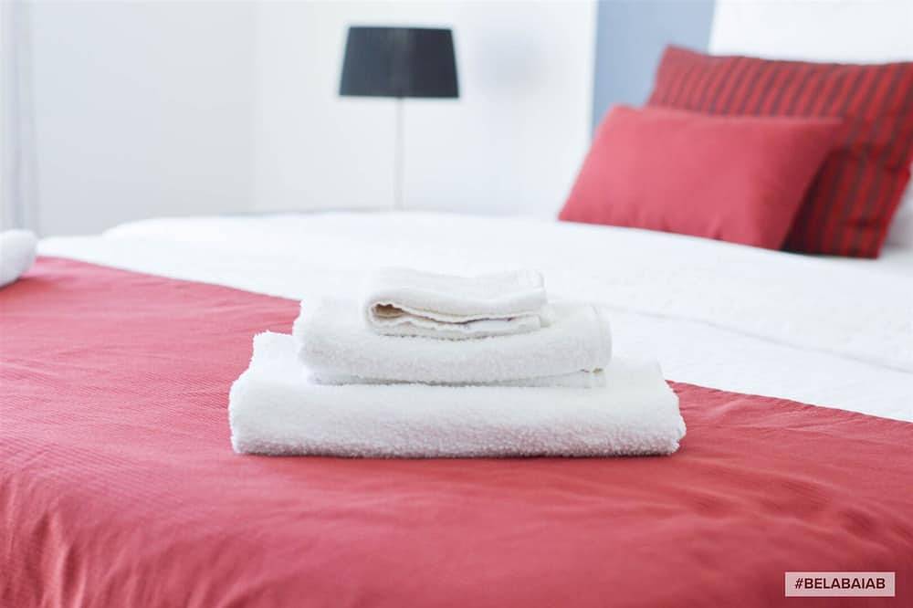 Hel lägenhet, Modern, air-conditioned family apartment with pool. 10 minute walk to beach in Salir do Porto, Tornada e Salir do Porto