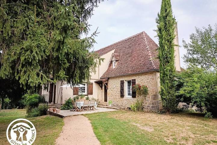 Location de vacances pour 5 personnes, avec jardin à Lavergne