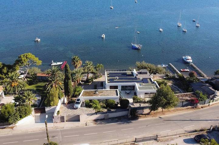 Location de vacances pour 7 personnes, avec jardin et terrasse, animaux acceptés dans Plage de la Madrague (Giens)