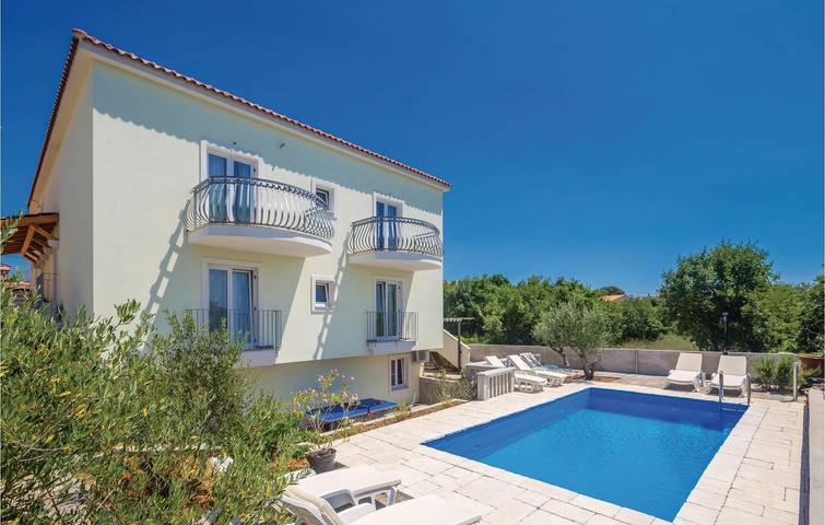 Acogedor apartamento cerca de la playa con piscina, wifi y aparcamiento in Linardici, Krk (isla)