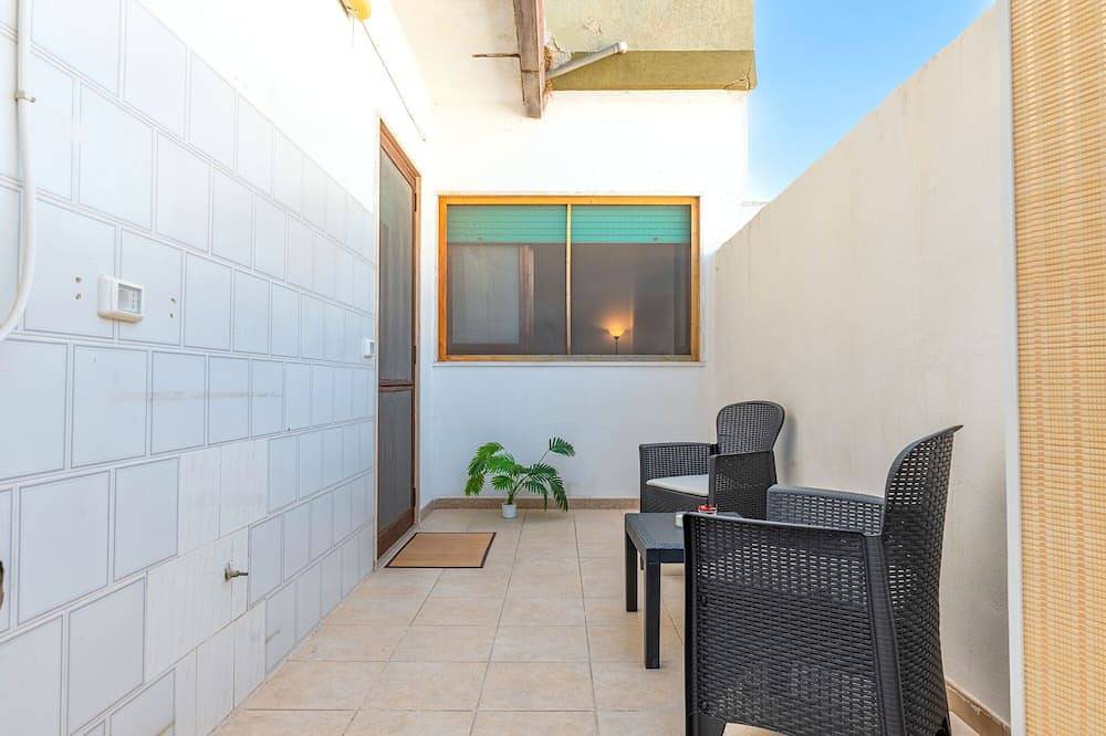 Entire apartment, Apartment 'Nel Blu De Pinto' with Private Terrace in Pulsano, Gulf of Taranto