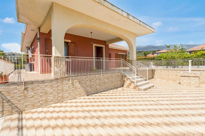Elegante Villa mit privatem Garten am Ätna bei Taormina in Zafferana Etnea, Ätna