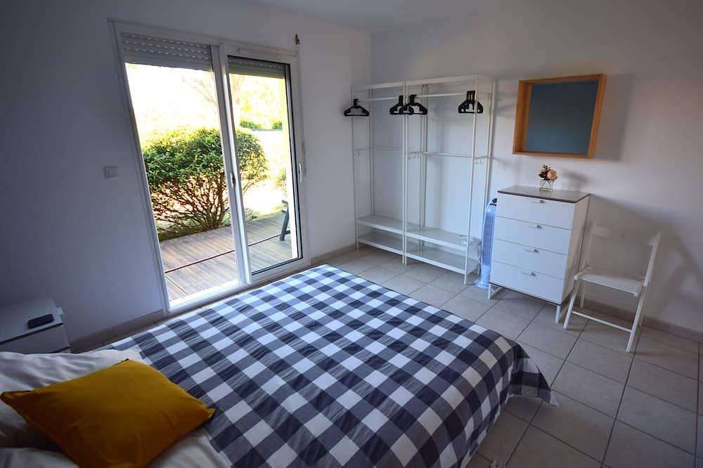 Large house near beach. 10 beds, 3 bathrooms. Lovely enclosed garden. in Vensac, Lesparre-Médoc region