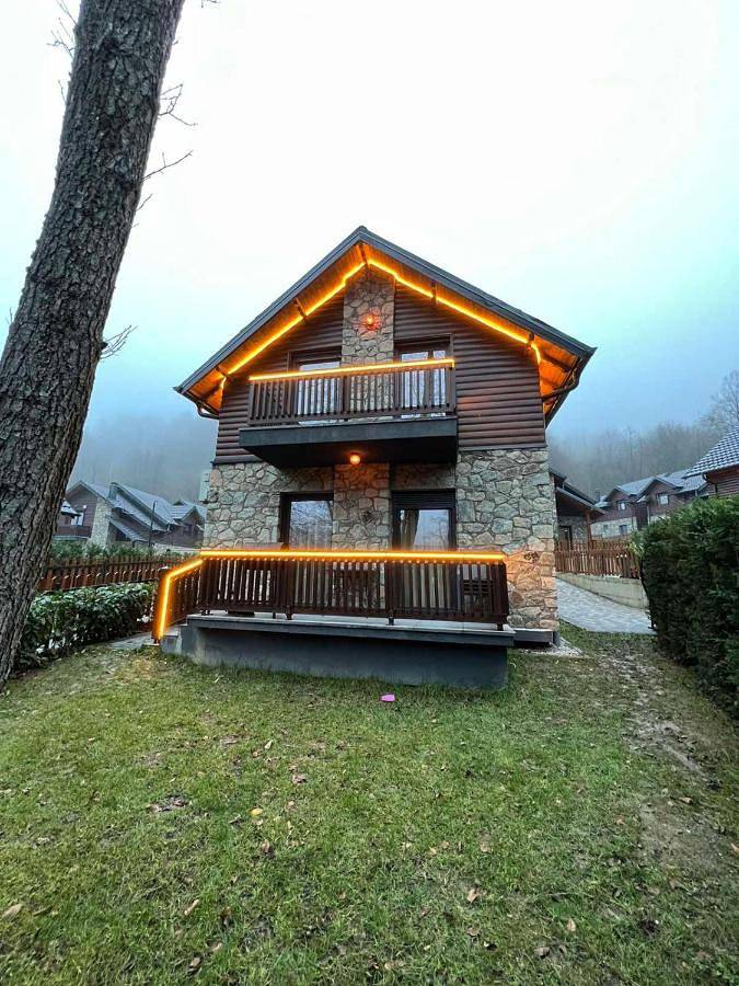 Villa für 6 Personen, mit Balkon und Terrasse sowie Garten und Ausblick in Kosovo