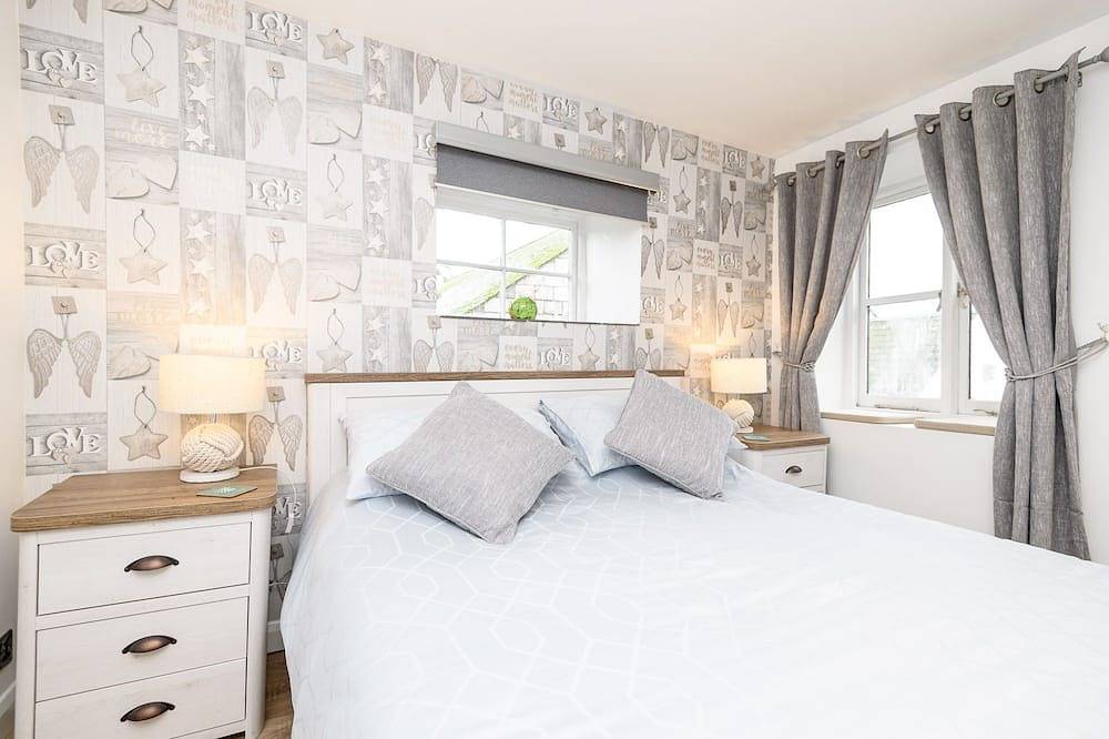 Delightful town centre apartment for four. in Looe, Cornwall