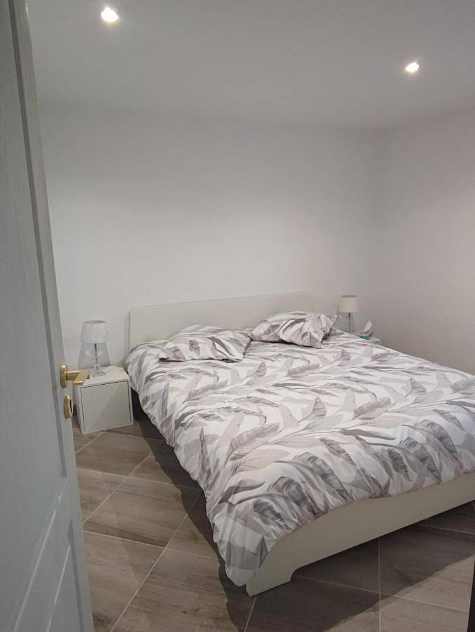 Gîte pour 3 personnes, avec terrasse à Cranves-Sales - 2